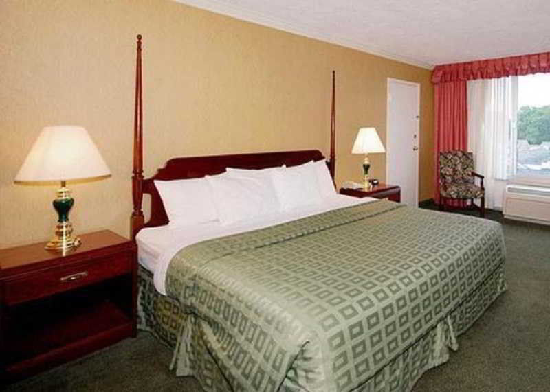 Wyndham Garden Greensboro Exterior photo