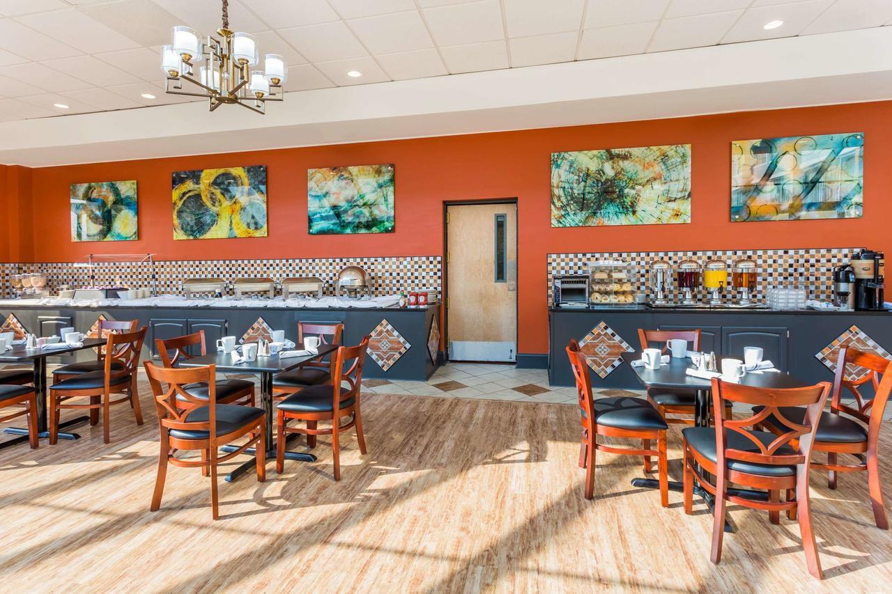 Wyndham Garden Greensboro Exterior photo