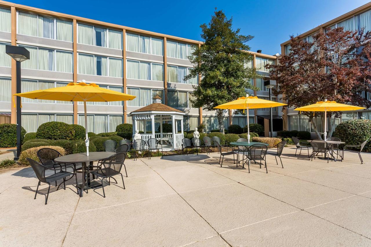 Wyndham Garden Greensboro Exterior photo