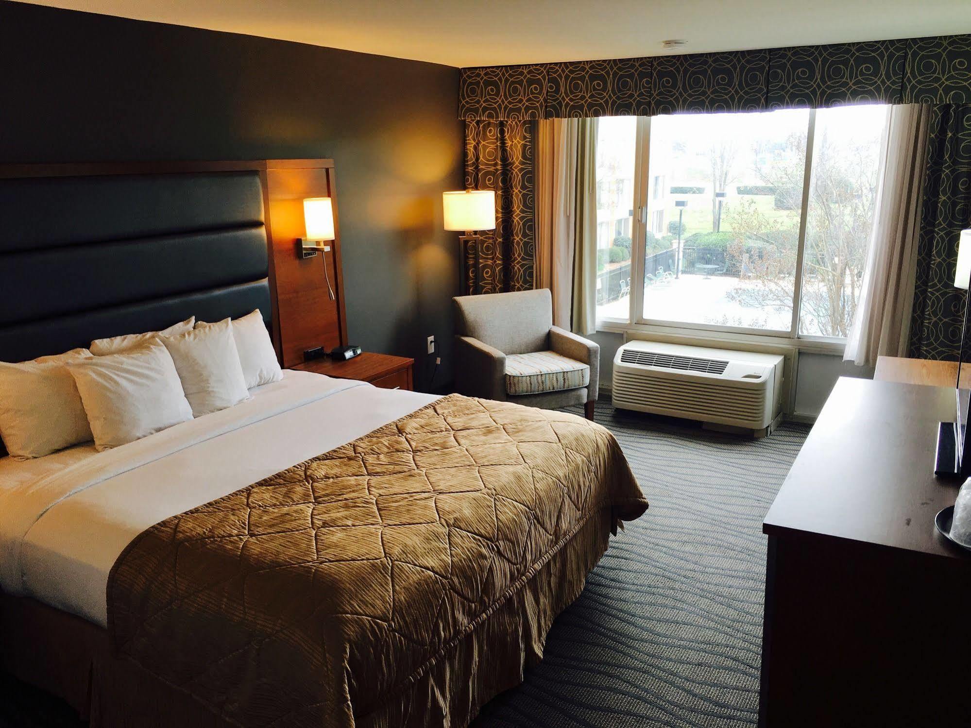 Wyndham Garden Greensboro Exterior photo
