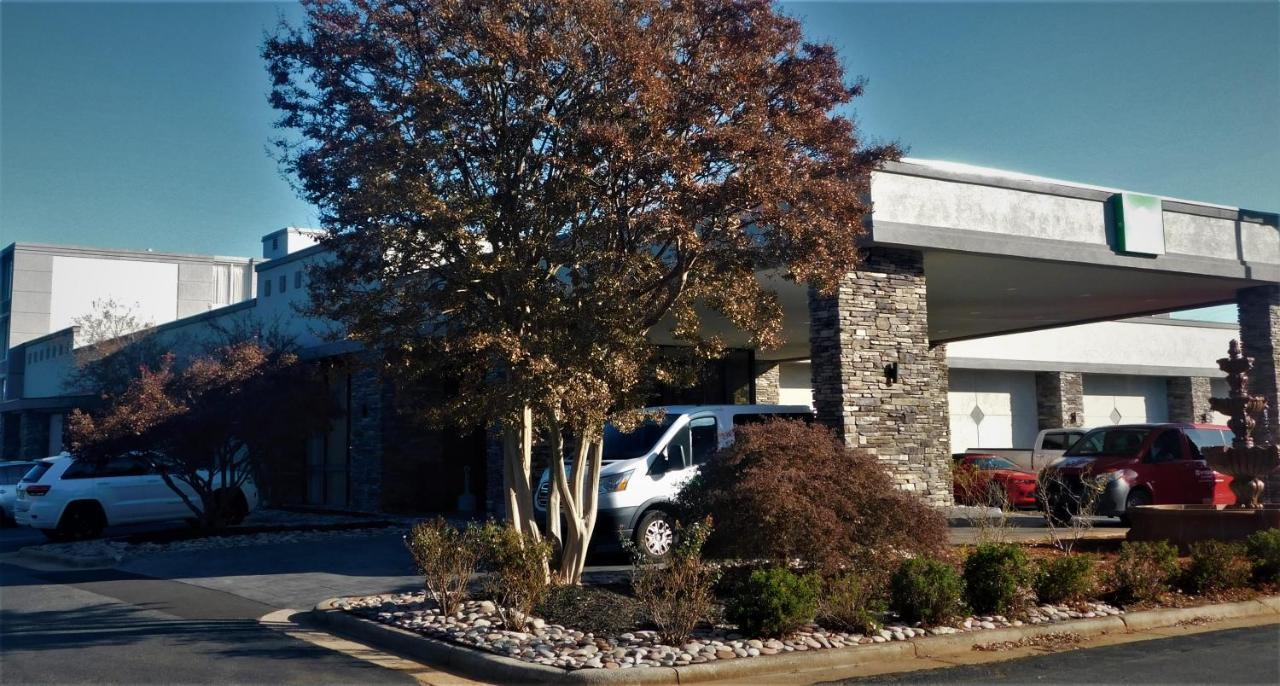 Wyndham Garden Greensboro Exterior photo