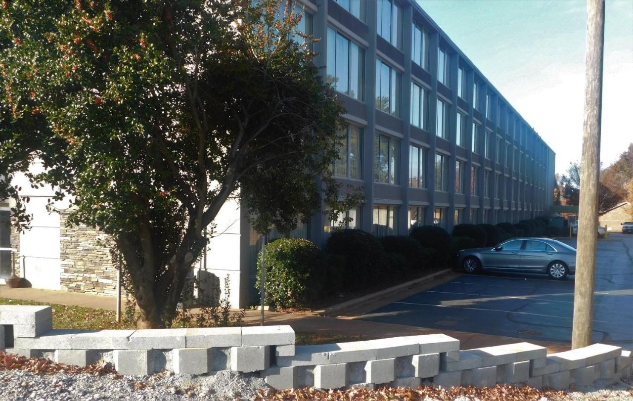 Wyndham Garden Greensboro Exterior photo
